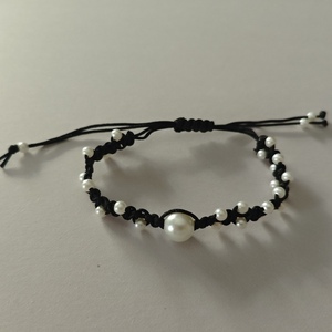 “Pearly black” βραχιόλι μακραμέ με πέρλες