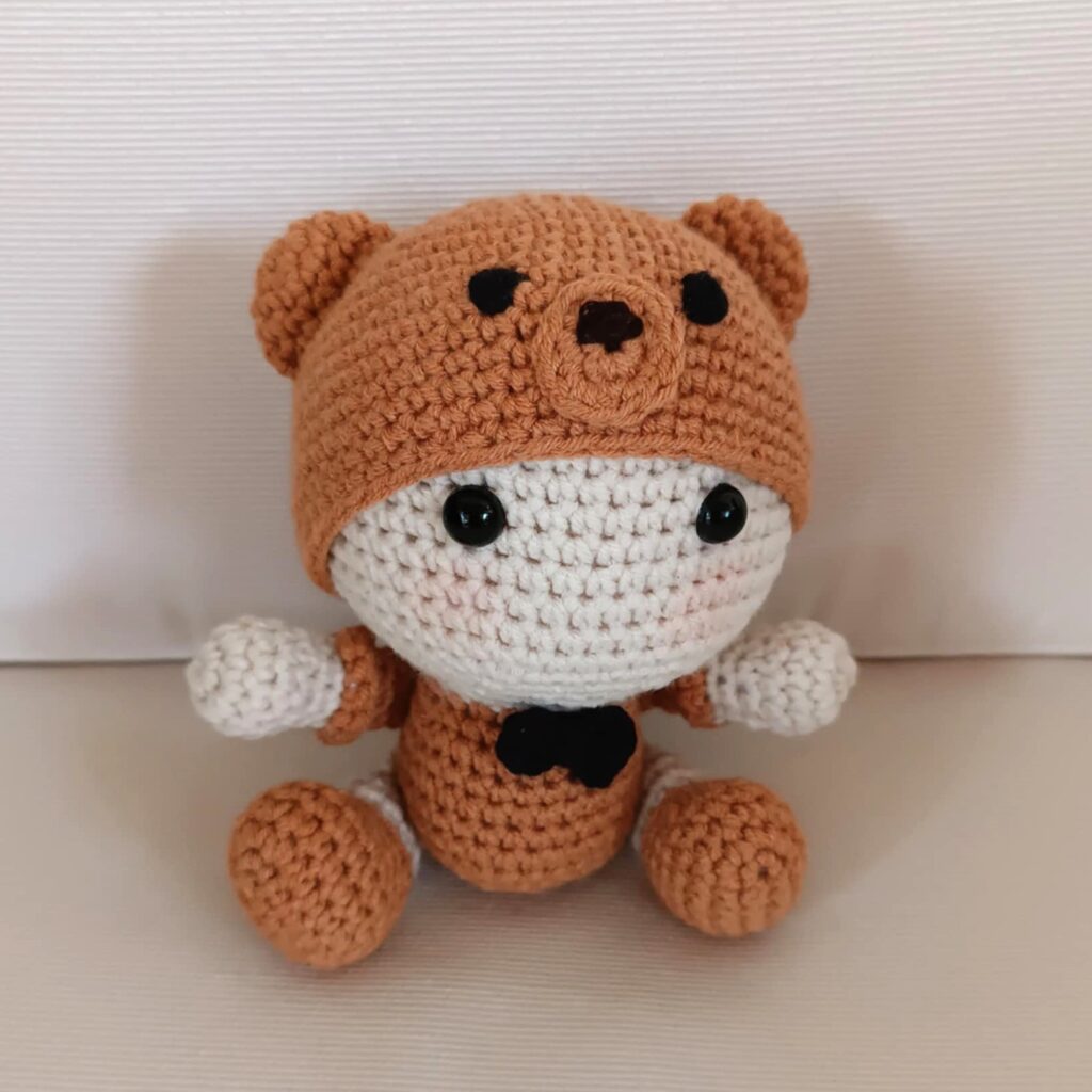Πλεκτό χειροποίητο κουκλάκι (amigurumi) "μωρό ντυμένο αρκουδάκι" ύψους 12 εκ.