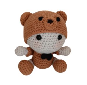 Πλεκτό χειροποίητο κουκλάκι (amigurumi) “μωρό ντυμένο αρκουδάκι” ύψους 12 εκ.