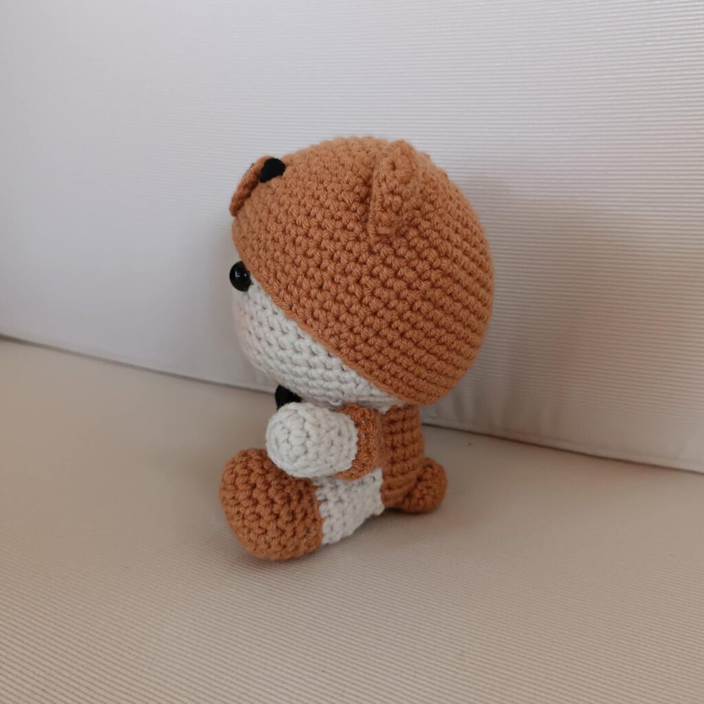 Πλεκτό χειροποίητο κουκλάκι (amigurumi) "μωρό ντυμένο αρκουδάκι" ύψους 12 εκ.