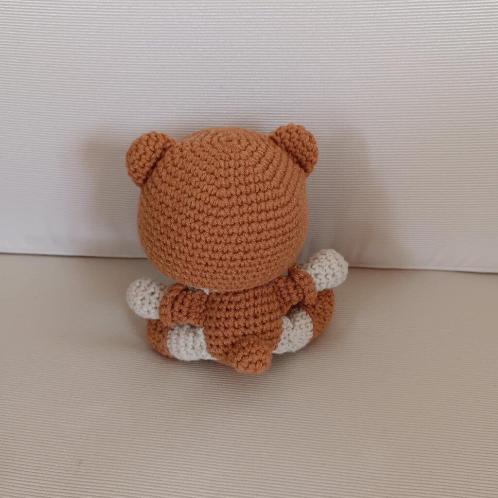 Πλεκτό χειροποίητο κουκλάκι (amigurumi) "μωρό ντυμένο αρκουδάκι" ύψους 12 εκ.